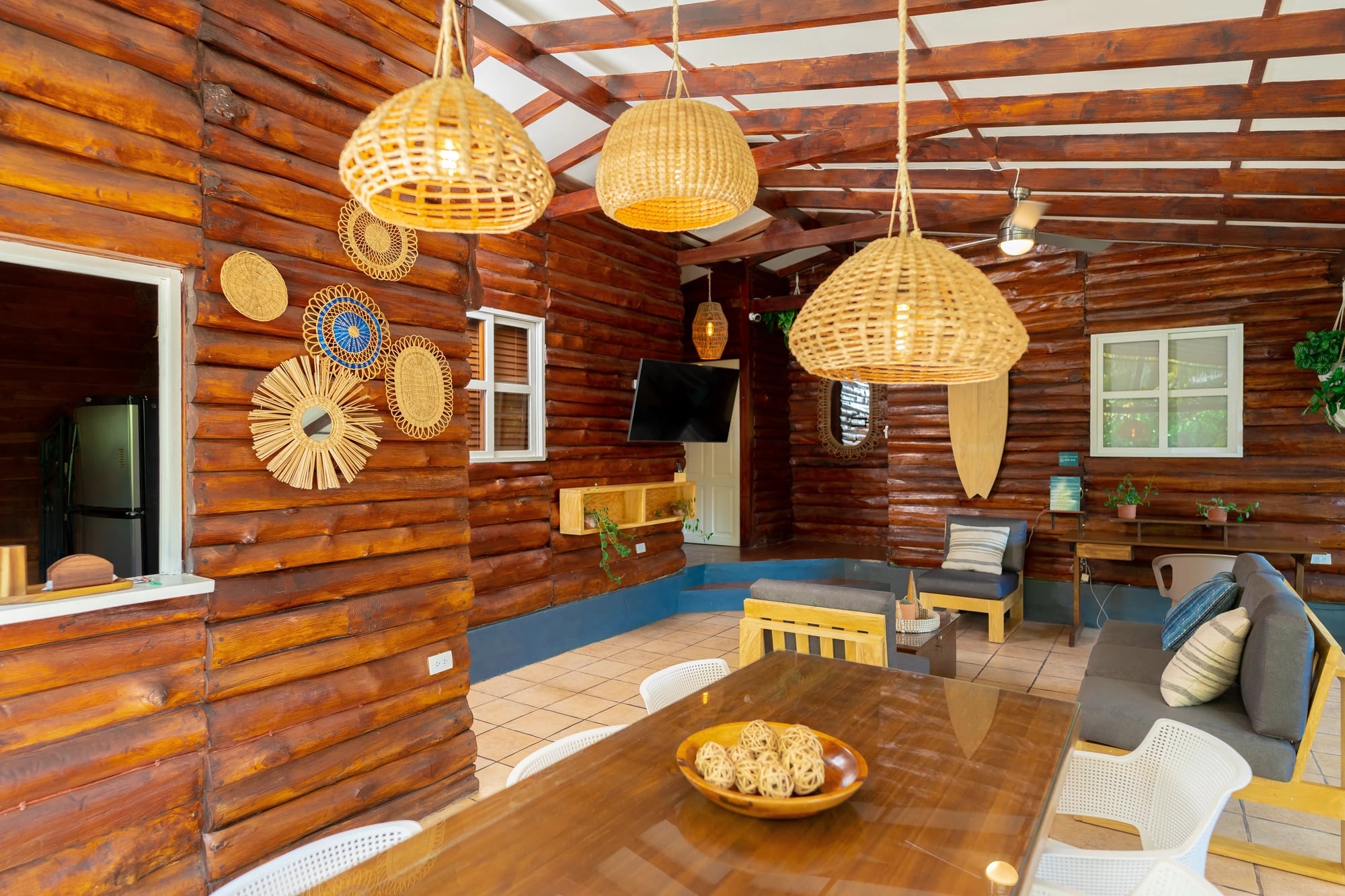 Pared de madera con platos tejidos sobre la mesa larga